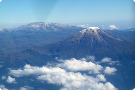 vue sur une montagne enneigée depuis l'avion entre Popayán et Bogotá