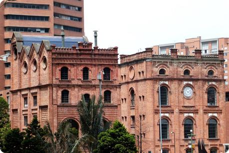 bâtiment avec une architecture en briques en face au Museo Nacional de Bogotá