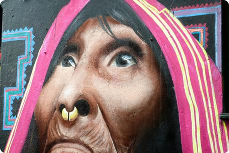 femme indigène représentée sur un street art du quartier de la Candelaria de Bogotá