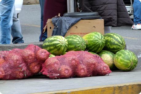 ananas et pastèques vendus à la frontière Equateur - Colombie