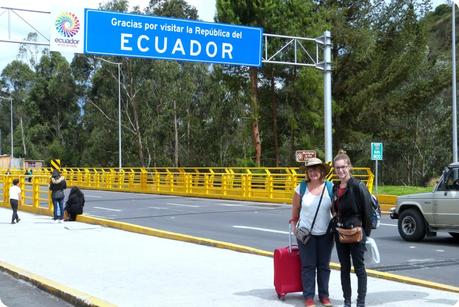 Maman et moi devant le panneau de passage de la frontière Equateur - Colombie