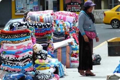 vendeuse de couvertures à la frontière Equateur - Colombie