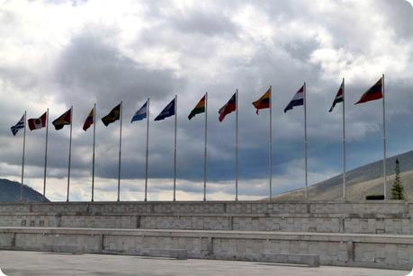 drapeaux des états d'Amérique du Sud à l'unasur près de la Mitad del Mundo de Quito