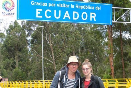 Charles et moi devant le panneau du passage de la frontière Equateur - Colombie