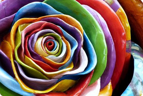 Zoom sur une sculpture de fleur de toutes les couleurs à la Mitad del Mundo de Quito
