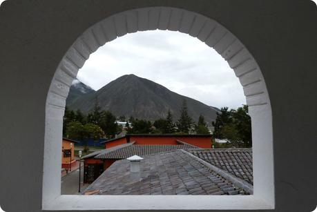 vue sur la montagne depuis une fenêtre de l'église de la Mitad del Mundo de Quito