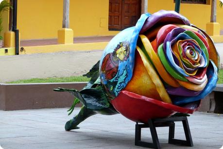 Sculpture d'une fleur à la Mitad del Mundo de Quito