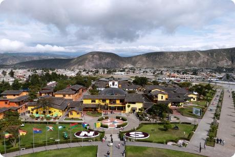 Vue vers l'est depuis le monument de la Mitad del Mundo de Quito