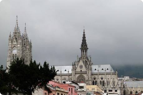 La Basilica del Voto Nacional de Quito vue de profil
