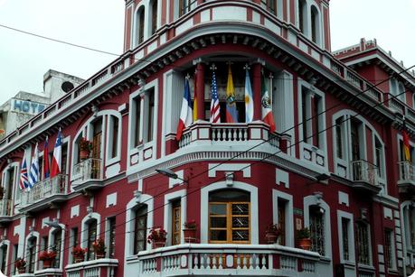 drapeaux flottants sur l'Hôtel Plaza del Teatro de Quito