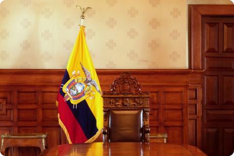 chaise au bout d'une longue table et drapeau d'Equateur au Palacio Presidencial de Quito