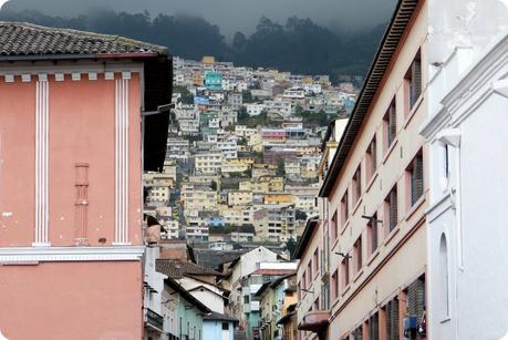 maisons peintes de toutes les couleurs sur les hauteurs de Quito