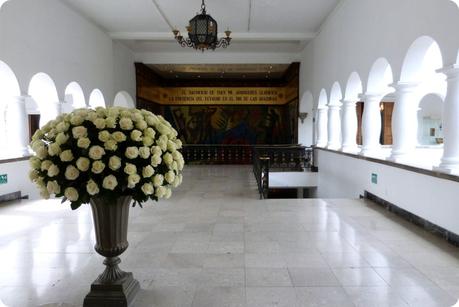 Mosaïque et bouquet de fleurs blanches au Palacio Presidencial de Quito