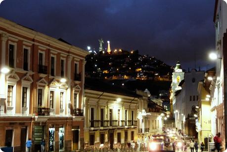 La Virgen de Quito vue depuis le centre-ville de Quito de nuit