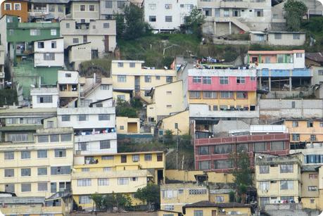 zoom sur les maisons colorées des hauteurs de Quito
