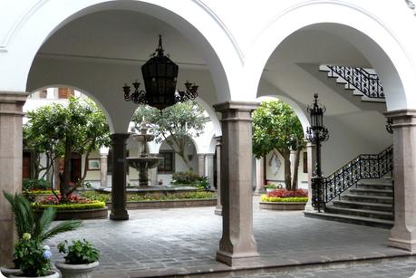 arches du patio du Palacio Presidencial de Quito