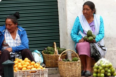 femme vendant des avocats dans une petite rue de Quito