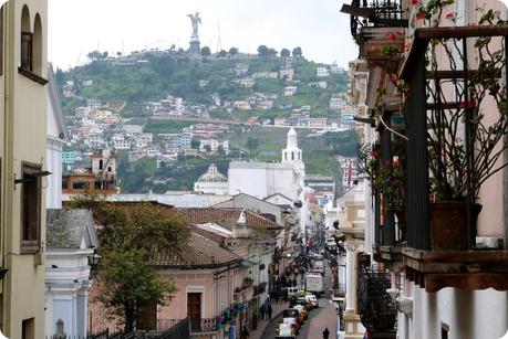 rue du centre-ville de Quito avec une vue sur le Panecillo
