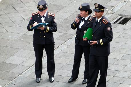 3 policiers sur la Plaza Grande de Quito