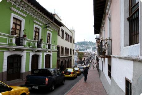 rue avec un bâtiment vert dans le centre historique de Quito