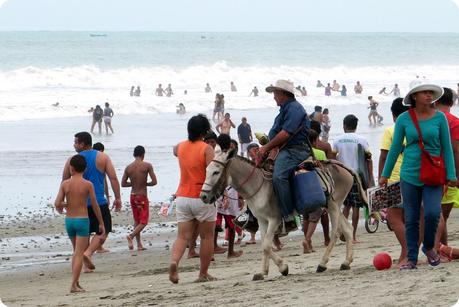 vendeur de tamales sur un âne sur la plage de Pedernales
