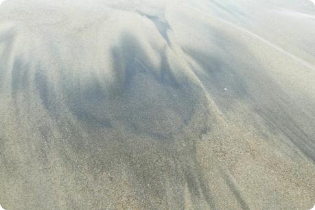 zoom sur les traces du sable sur la plage de Pedernales