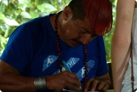 Homme Tsachila en train de m'écrire le nom des bijoux à Santo Domingo de los Colorados