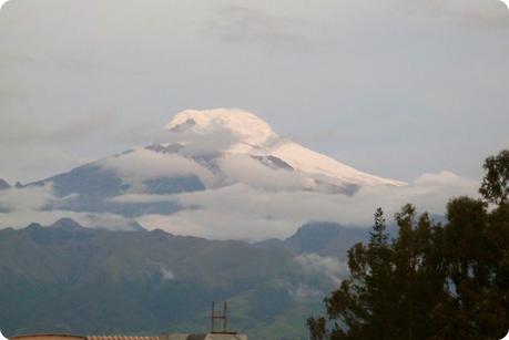 neige sur la cime d'une montagne sur la route entre Tulcán et Quito