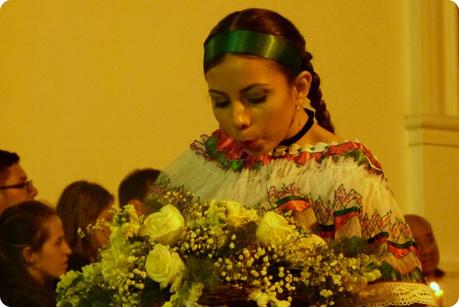 sahumadora soufflant sur de l'encens au défilé du mardi saint durant la Semana Santa de Popayán