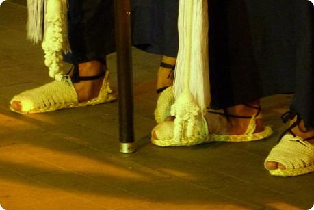 sandales en cabuya aux pieds des hommes du défilé du mardi saint durant le défilé de la Semana Santa de Popayán