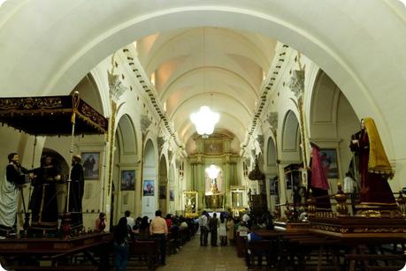 intérieur de l'église San Francisco de Popayán durant la Semana Santa