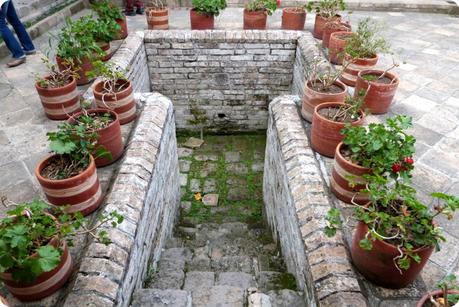 cavité servant anciennement de toilettes au milieu du patio de la casa de la cultura de Popayán