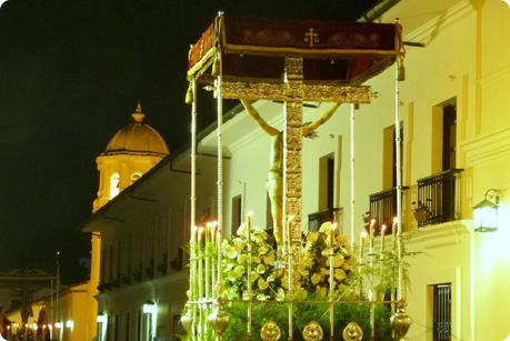 paso de la crucifixion de Jésus vu de dos avec une croix en argent pendant le défilé du mardi saint durant le défilé de la Semana Santa de Popayán