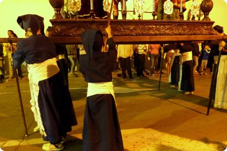 moquero récupérant la cire des bougies pendant le défilé du mardi saint durant le défilé de la Semana Santa de Popayán