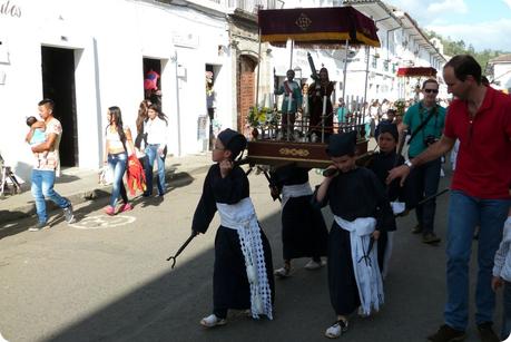 petits porteurs durant la procesión chiquita de la Semana Santa de Popayán