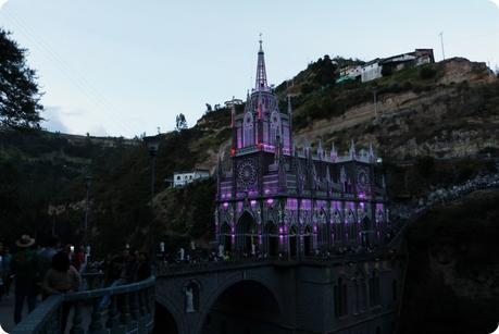 Le Santuario de las Lajas de Ipiales en violet