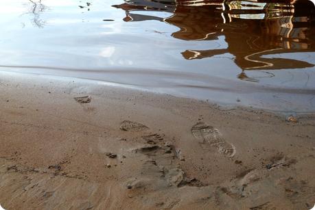 traces de pas dans le sable à la lagune de la Cocha à Pasto