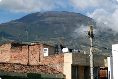 Vue sur le volcan Galeras depuis le centre-ville de Pasto