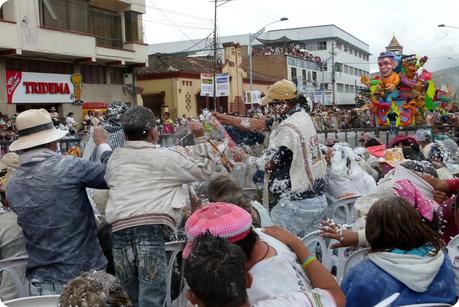 bataille de carioca dans le public du carnaval de Pasto