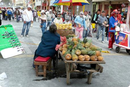 vendeuse d'ananas dans une rue de Pasto pendant le carnaval