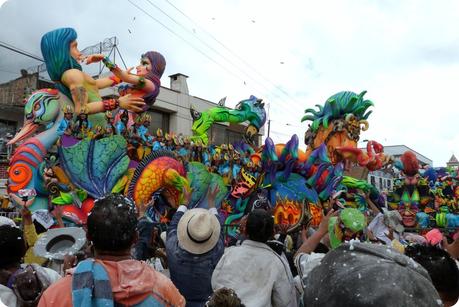 char lançant des bonbons au public du carnaval de Pasto