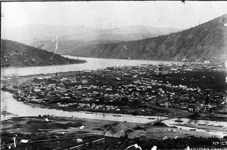 La ville de Dawson et la rivière Klondike, vers 1898. Photo de Goetzmann (Commons Wikimedia)