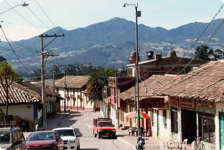rue du centre de Nemocón avec vue sur la montagne