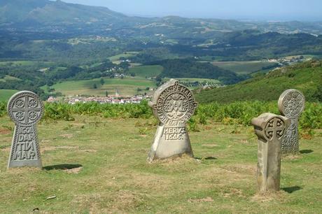 pays basque ainhoa randonnée facile pyrénées panoramique la rhune oratoire stèles discoïdales