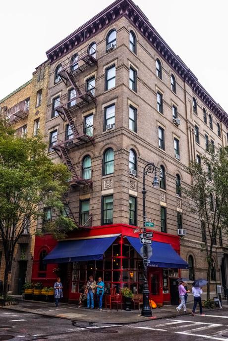 Vous reconnaissez cet façade? Eh oui, il s'agit de l'extérieur où se situe l'appartement de Monica dans la télé-série Friends. 