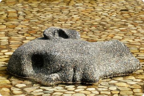 détail d'une moitié de visage dans l'eau de la sculpture Fuente de la vida de Medellín