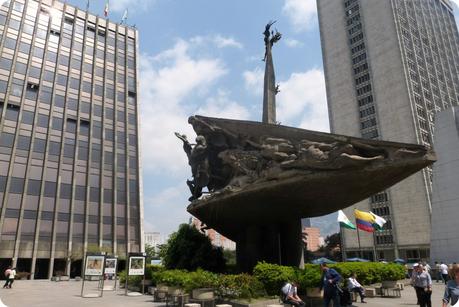 Monumento a la raza sur la plaza de la Gobernación de Medellín