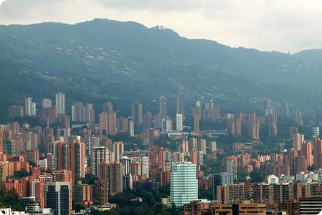 vue sur les immeubles de Medellín depuis le Pueblito Paisa