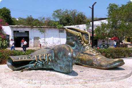 Monument en bronze de 2 énormes chaussures dont une renversée sur le côté près du château San Felipe de Barajas à Carthagène