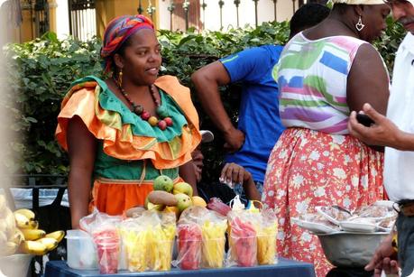 vendeuse de fruits découpés prêts à consommer dans le centre de Carthagène